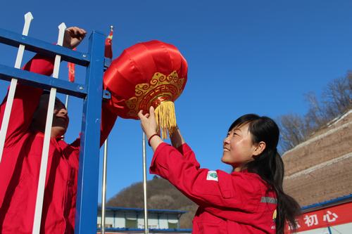 工地披上“喜慶紅”