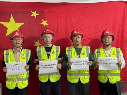 我和國旗合個影，曬出濃濃愛國情！