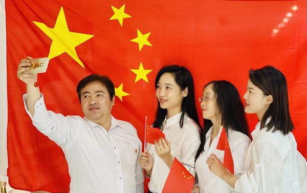 陜煤建設(shè)項目開發(fā)公司：“與國旗合影，身披榮光 ”