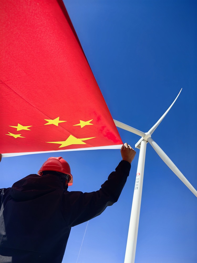 陜煤建設(shè)者與國旗合影，共筑強(qiáng)國夢