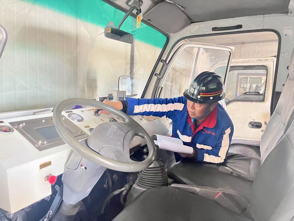 陜煤建設(shè)機(jī)電安裝公司檸條塔項目部：鐵肩擔(dān)重任的運(yùn)輸線"守門人"