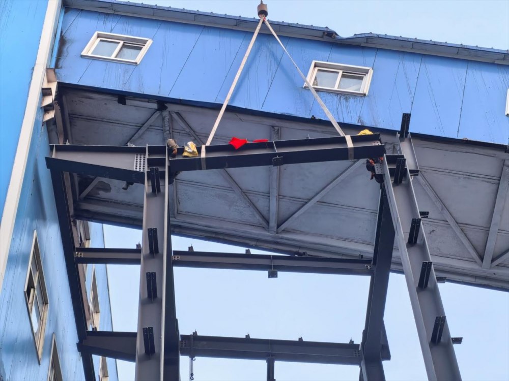 陜煤建設(shè)天工公司土建第二十五項(xiàng)目部韓家灣項(xiàng)目新增主廠房鋼結(jié)構(gòu)順利封頂！