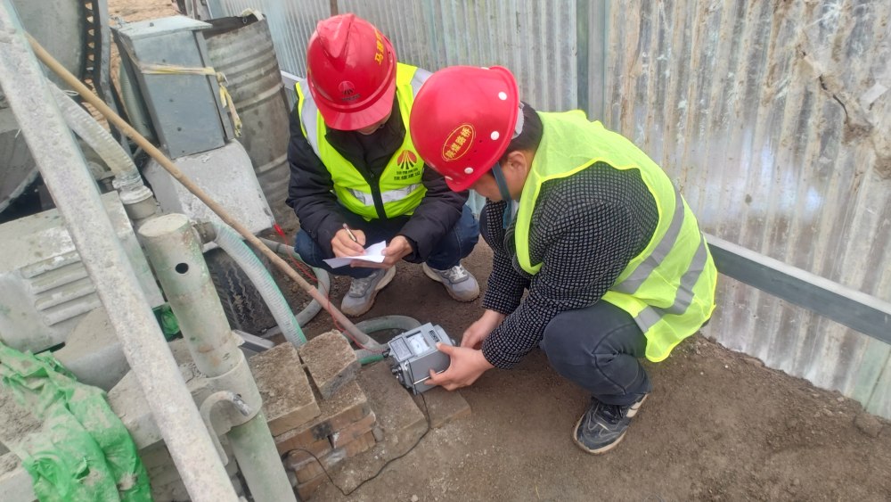 陜煤建設(shè)路橋分公司彬長(zhǎng)項(xiàng)目部開(kāi)展春季電氣預(yù)防性試驗(yàn)，筑牢安全防線(xiàn)