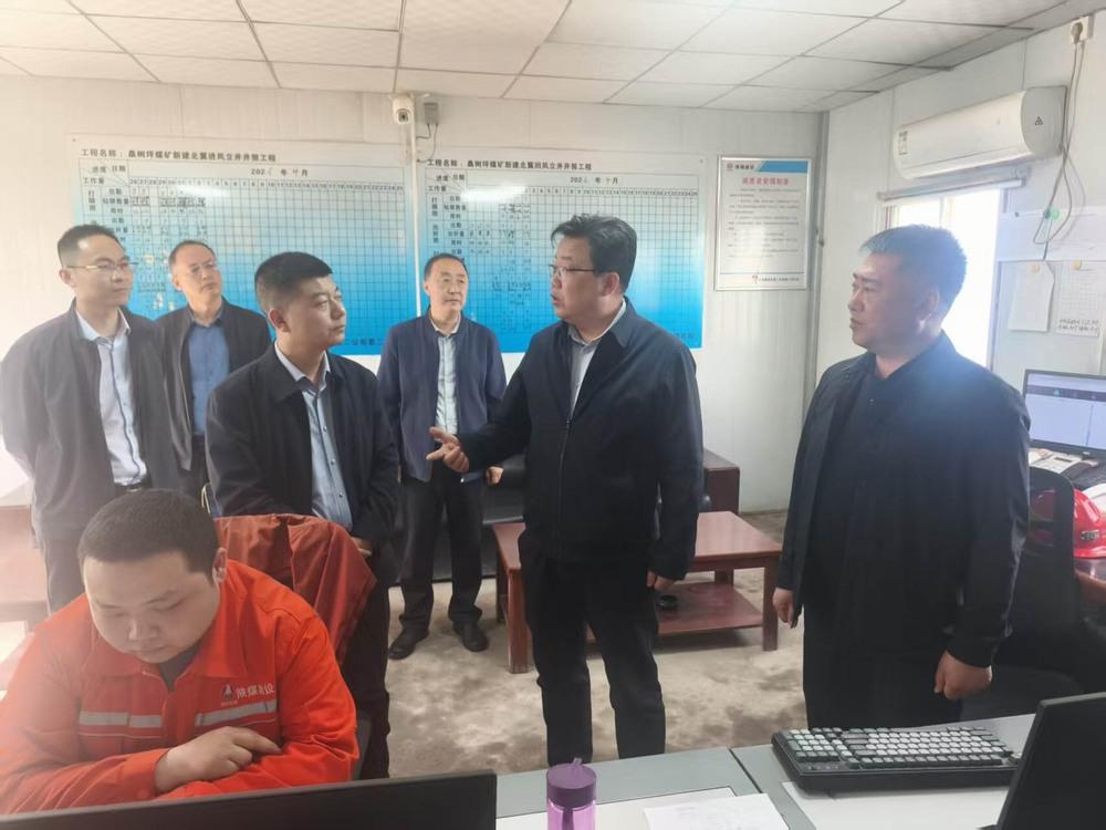 陜煤韓城礦業(yè)有限公司領(lǐng)導(dǎo)出席陜煤建設(shè)礦建二公司第二項(xiàng)目部開展安全生產(chǎn)推進(jìn)會(huì)