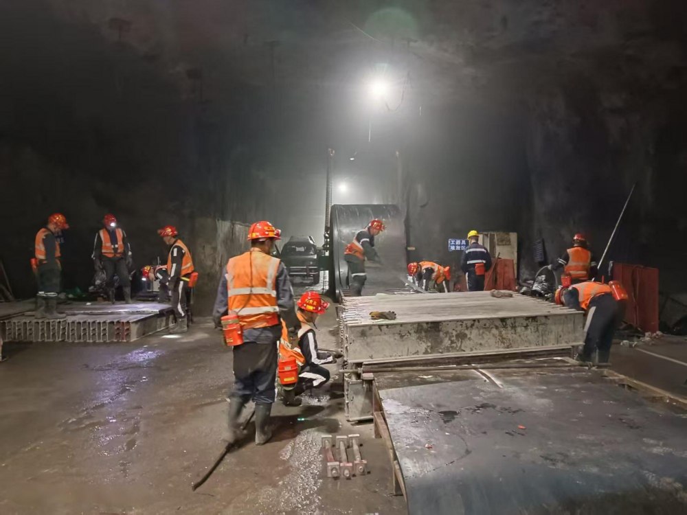 陜煤建設(shè)機(jī)電安裝公司神府項(xiàng)目部48小時(shí)高效完成膠帶機(jī)延伸攻堅(jiān)任務(wù)